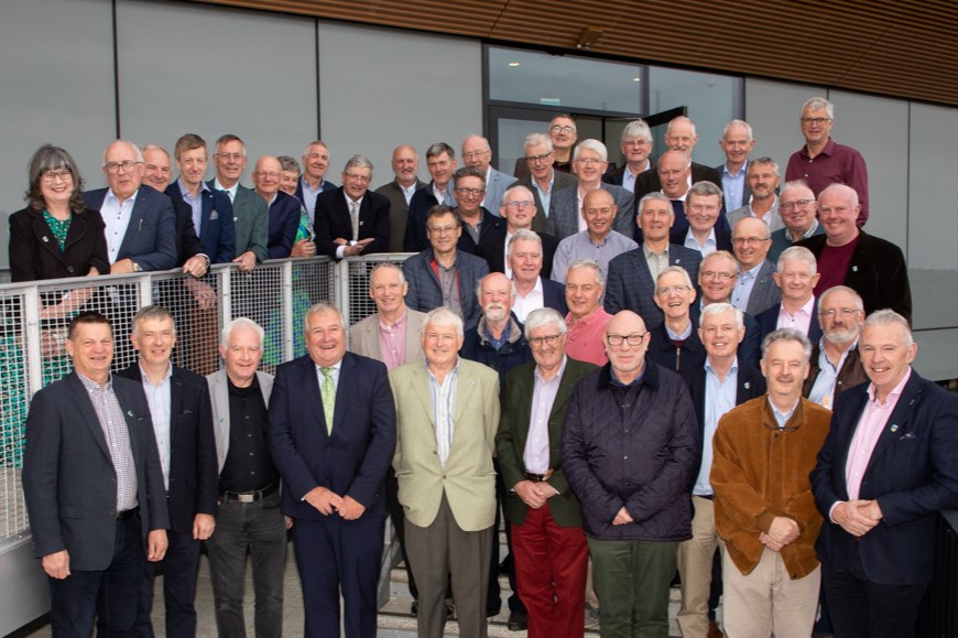 A big group of alumni posing for a photo at their reunion.