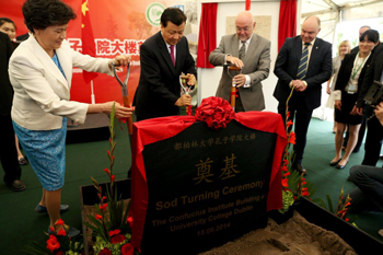 Madam Xu Lin, Director General of Hanban, the headquarters of the Confucius Institutes in Beijing, with Mr Liu Yunshan, and Mr Ruairi Quinn, Minister for Education & Skills, turning the sod for the Confucius Institute building at UCD