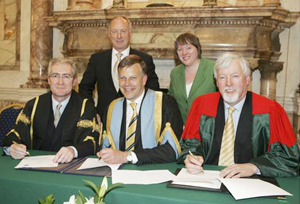 Back row (l-r): Minister for Foreign Affairs, Mr Dermot Ahern TD; Employment and Learning Minister, Maria Eagle MP. Front row (l-r): UCD President, Dr Hugh Brady; QUB President and Vice Chancellor, Prof Peter Gregson; TCD Provost, Dr John Hegarty.