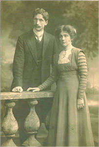 Photo of Eamon and Sinéad de Valera on their wedding day, 8 January 1910