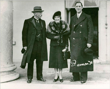 Photo of Eamon and Sinéad de Valera with Douglas Hyde, first President of Ireland
