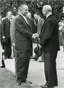 Photo of President de Valera Meeting President Lyndon Johnson, May 1964