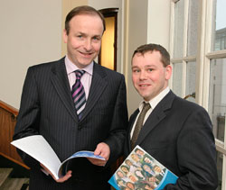 Dr Colm O’Gorman, UCD School of Business, briefs Mr Micheál Martin, Minister for Enterprise, Trade and Employment at the launch of the Irish Global Entrepreneurship Monitor (GEM) Report for 2005