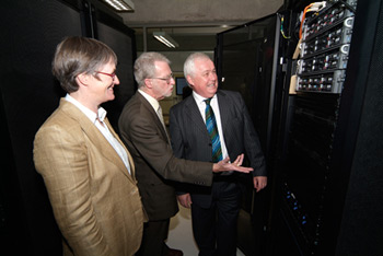 Mary Crowe (left), Chief Technology & Information Officer, UCD; Prof Dave Fegan (centre), UCD School of Physics and Prof Ciaran Regan (right), Vice-Principal for Research & Innovation at UCD College of Life Sciences, discuss the new Research IT Data Centre at the official opening on 15 Nov 2006