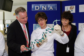 Scottish First Minister, Mr Jack McConnell (left) and the science advisor to the Scottish Executive, Professor Anne Glover (right) discuss DNA with a student from Patrician High School, Carrickmacross, Co. Monaghan, at the UCD Conway Institute