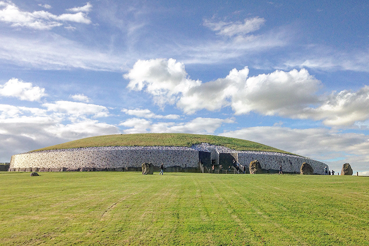 Photo showing the outside of the Newgrange tombs
