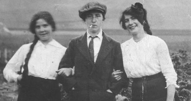 photograph of Margaret Skinnider in 1915, wearing men's clothes and with two female companions.