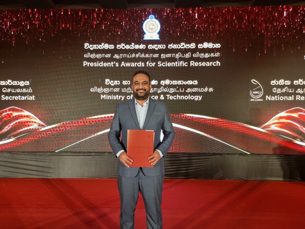 Dr Ranaweera with the award