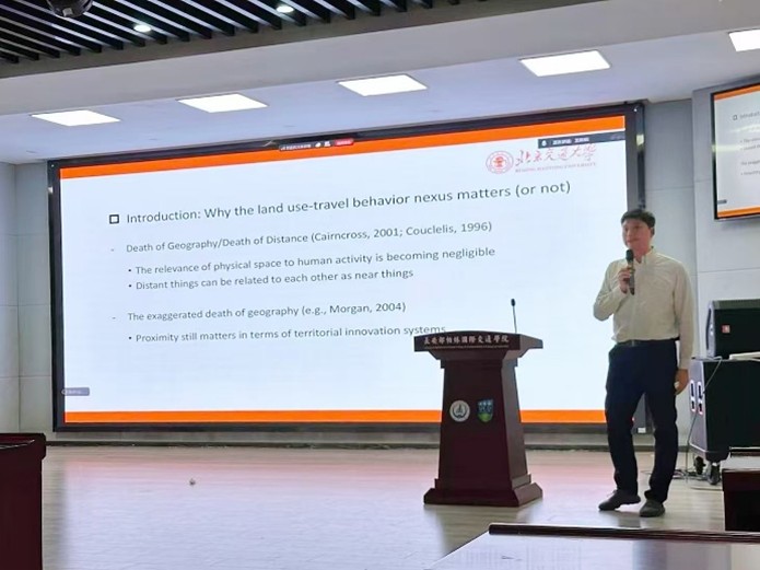 Dr. Shi was giving the introduction of “Death of geography”