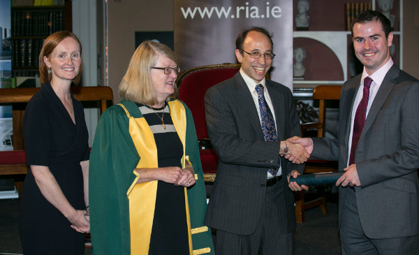 Stephen Collins receives his Hamilton prize from Prof Daniel Spielman