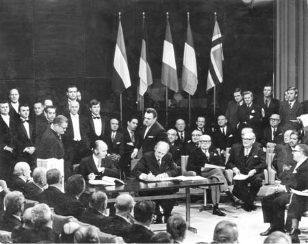 Jack Lynch signs the treaty of accession to the EEC in January 1972 © Irish Times