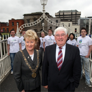 The Lord Mayor of Dublin, Councillor Eibhlin Byrne; and the Minister for Education and Science, Mr Batt O’Keeffe TD; pictured on Ha’penny Bridge, Dublin, with students from the 8 higher education institutions involved in the DRHEA to mark the official launch