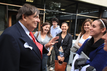 Barry Humphries (Dame Edna Everage) chats with a group of Australian students studying for a term at UCD
