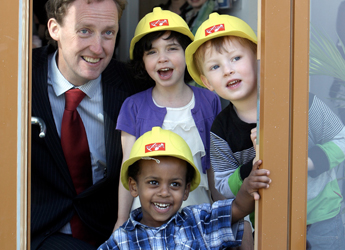 The Minister for Children and Youth Affairs, Mr. Barry Andrews TD pictured at opening at UCD with Sasha Best, age 3 with Roisin McKenzie, age 3 and Euan Casey, age 4