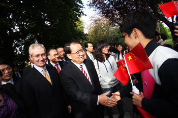 Dr Hugh Brady, President of UCD and HE Mr. Li Changchun, Member of the Standing Committee of Political Bureau of the Central Committee of the Communist Party of China, meeting students during an official visit to University College Dublin