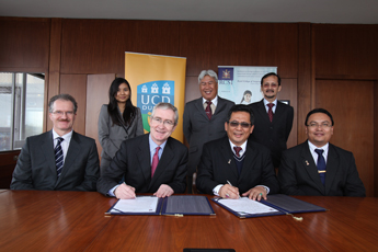 Prof David Fitzpatrick, Head of UCD School of Electrical, Electronic and Mechanical Engineering, Dr Hugh Brady, President of UCD, Haji Ahmad Razif bin Abd Rahman, Terengganu Committee Chariman on State Education, Dr Mohd Rozailan Bin Mamat Ibrahim, Rector TATI University College. Dr Jahi A Rahman bin Mokhtar, Terengganu State Executive Council, Haji Aziz bin Mamat Director of Terengganu Foundation