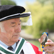 Seamus Heaney with the Ulysses medal