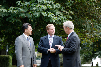 Pictured (l-r): Dr Liming Wang, Director of the Confucius Institute for Ireland (UCD) and Secretary General of the Chinese Economic Association in Europe; An Taoiseach Enda Kenny TD; and President of UCD, Dr Hugh Brady 