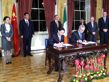 Mr Xi Jinping, Vice-President of People’s Republic of China (back left), and An Taoiseach, Mr Enda Kenny (back right), witness the historic contract-signing between Prof Guo Guangsheng, President of Beijing University of Technology and Dr Hugh Brady, President of UCD