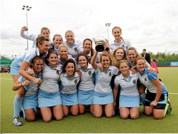 UCD captain Laura Wilson and team-mates celebrate with the cup - Electric Ireland Women's Irish Senior Cup Final, UCD v Loreto, National Hockey Stadium, UCD, Belfield. Picture credit: Stephen McCarthy / SPORTSFILE