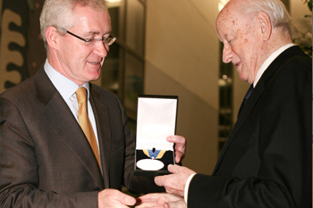Dr Hugh Brady, President of UCD, presents the UCD Ulysses Medal to Irish architect, Kevin Roche