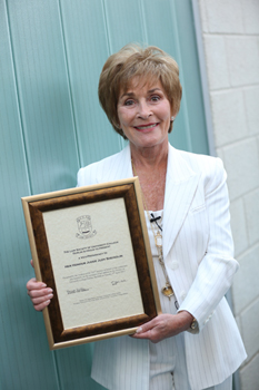 Judge Judy Sheindlin pictured with her award of Vice-Presidency of the UCD Law Society