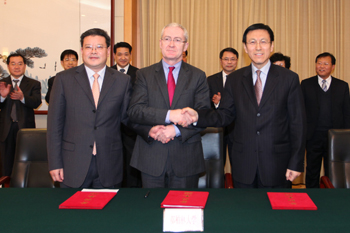 Pictured (l-r): Meng Fanli, Mayor of Yantai; Dr Hugh Brady, President of UCD; Dr Ke Bingsheng, President of China Agricultural University
