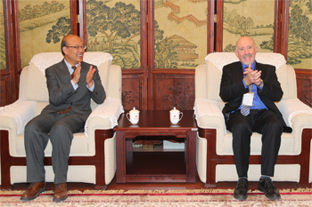  Dr Wang Enge, President of Peiking University and Prof Dermot Moran, UCD School of Philosophy and President of the International Federation of Philosophical Societies, pictured at the signing of the Memorandum of Agreement at Peking University