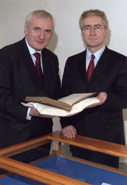 Before addressing delegates at the International Conference, An Taoiseach, Bertie Ahern and Dr Hugh Brady, President, UCD, view the Minute Book of An Cómhairle Náisiúnta or The National Council of the Sinn Féin Party (1913) which is kept in UCD Archives
