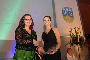 Photo of Prof Catherine Godson, Vice President Innovation and Corporate Partnerships UCD presenting Rose of Tralee, Aoibhinn Ni Shuilleabhain with UCD Award for Outstanding Achievements in 2005