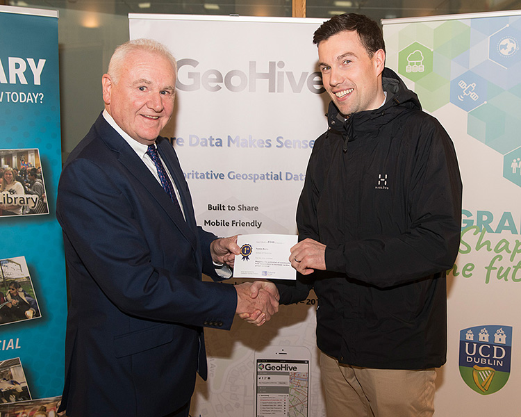 Tomás Barry receiving first prize