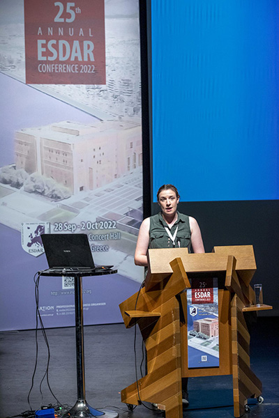 Eilidh Thompson presenting on stage at the ESDAR 2022 conference